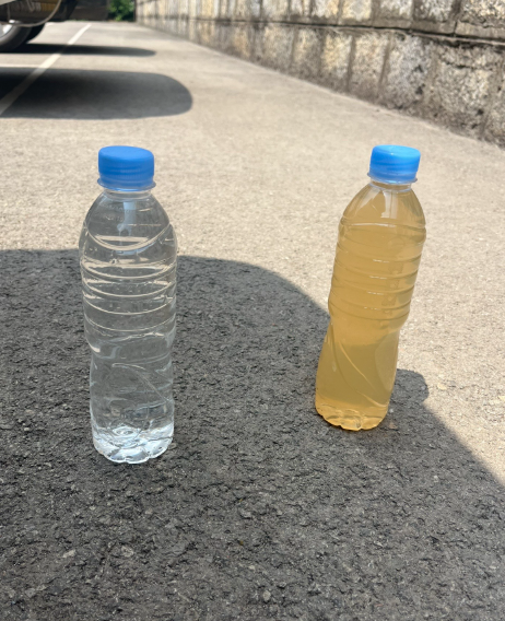 垃圾渗滤液处理前后水质对比示意图,显示原液深色浑浊,处理后清澈透明