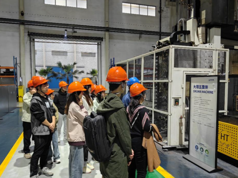 技术人员正在考察环保设备生产厂家的车间与成品